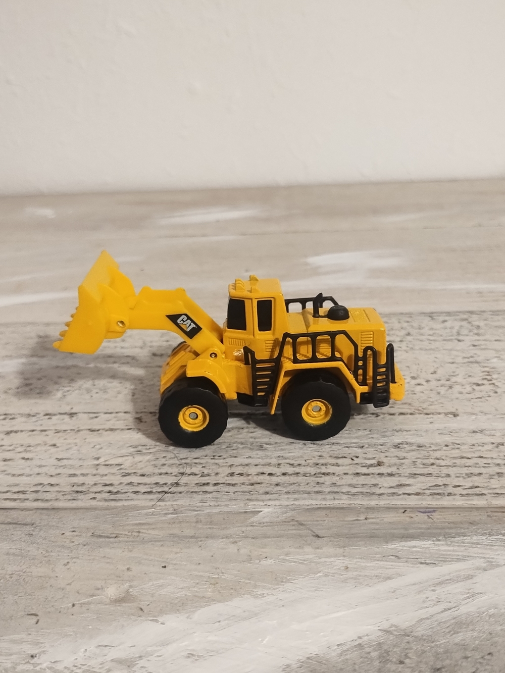 Funrise Cat Earthmover Dozer - 2019 Caterpillar Heavy Equipment Toy Die cast